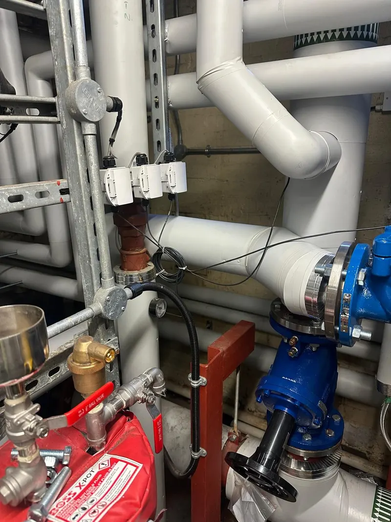 Valves and pipe supports on the upgraded heating circuits